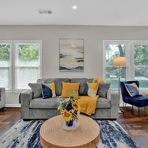 Freshly Renovated 3 Bedroom 1 Bath Home! Holiday home